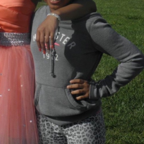 Grey Hollister Sweatshirt. - Picture 4 of 4